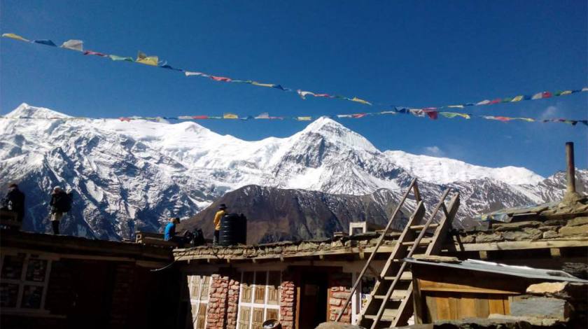 Enjoying warm tea and cold mountains on the teahouse rooftop